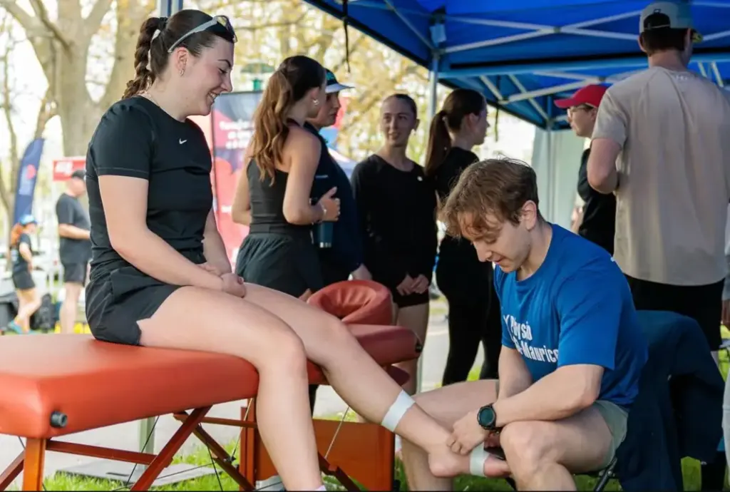 Jacob Grondin qui traite un coureur lors d’un événement sportif